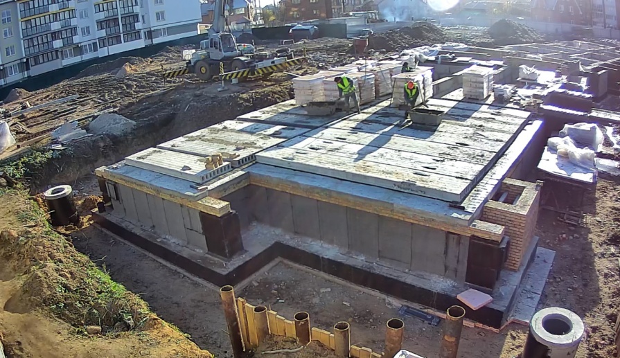 27.10.2018: Монтаж плит перекрытия подвала 1-секции