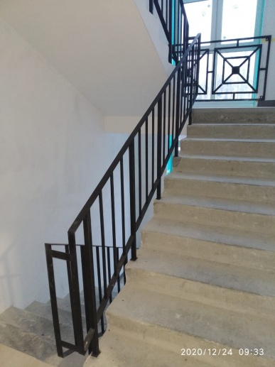 02.02.2021г.  Установлены ограждения лестничных маршей.