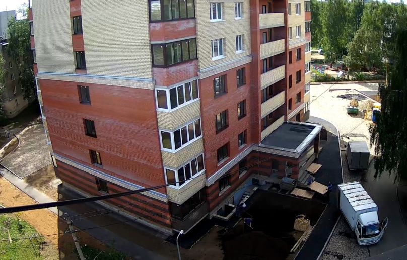 16.08.2018: Выполняем устройство газонов, монтируем входные двери в квартиры