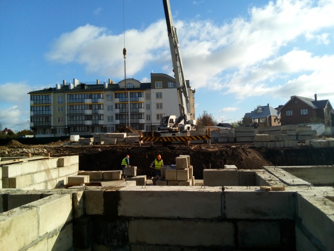 04.10.2018: Монтаж стен подвала 2-секции