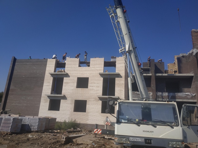 27.08.2019 Ведем строительство наружных и внутренних стен 3 этажа третьего подъезда.