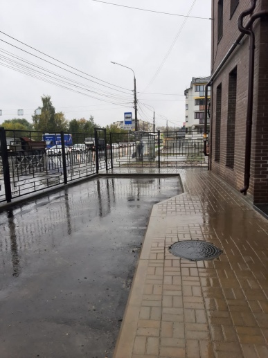 Установлено металлическое ограждение с воротами и отдельным входом 