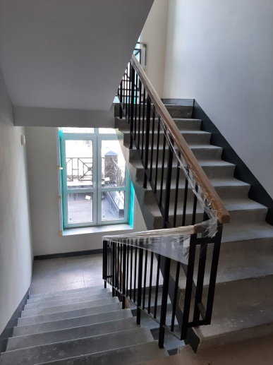 25.05.2021 г. Финишная окраска общедомового имущества, установка деревянных перил 