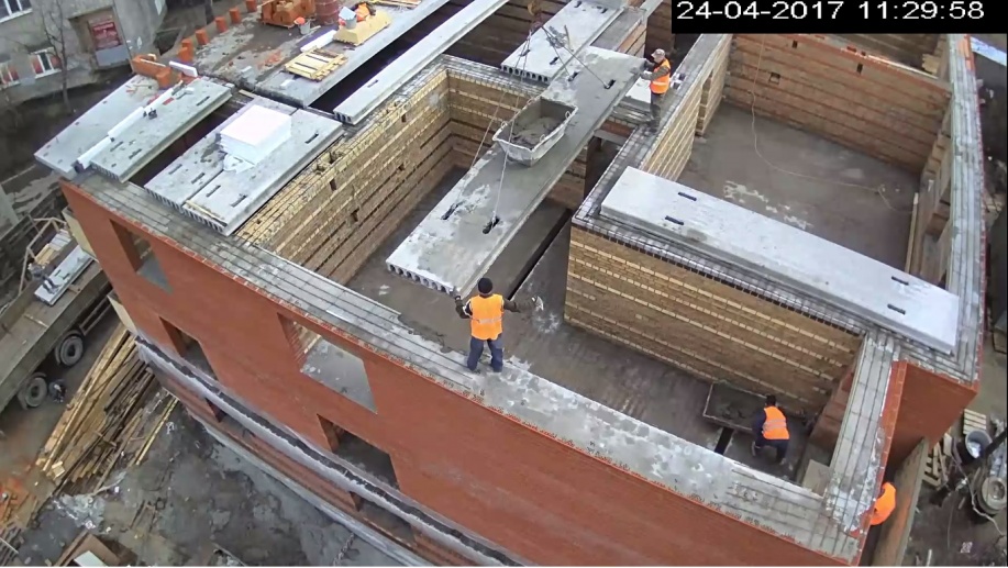 24.04.2017: Устройство ограждений лоджий, монтаж плит перекрытий 3-го этажа 