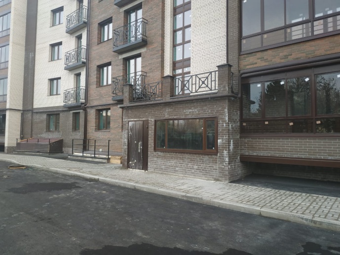 13.11.2020. Входные двери в подъезд и остекление тамбуров.