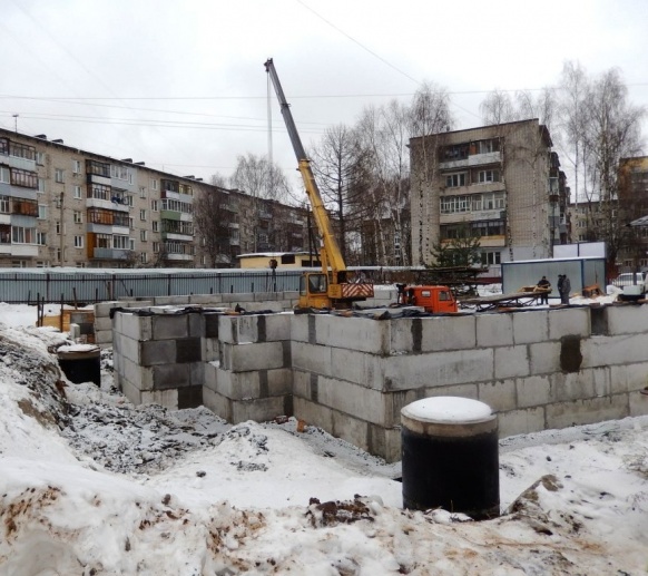 25.11.2016 Смонтированный наружный ряд ФБС в осях 1-9