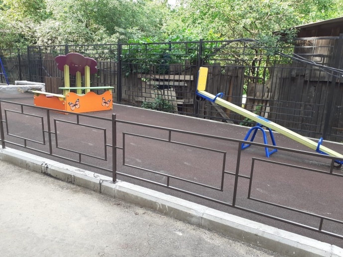 Установили ограждения детской площадки
