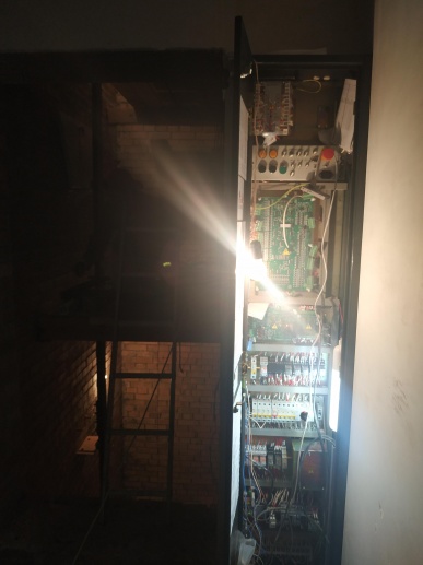 08.07.2020г.  Смонтирована станция управления лифтом. 1 секция.