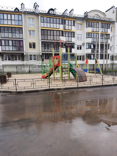 Вид на детскую площадку