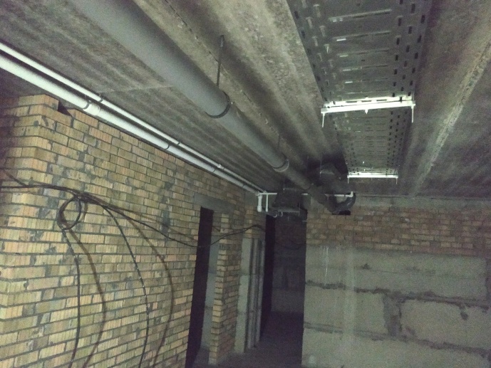 По состоянию на 10.12.2019г. смонтированы сети электрооборудования, водоснабжения и канализации в подвале.