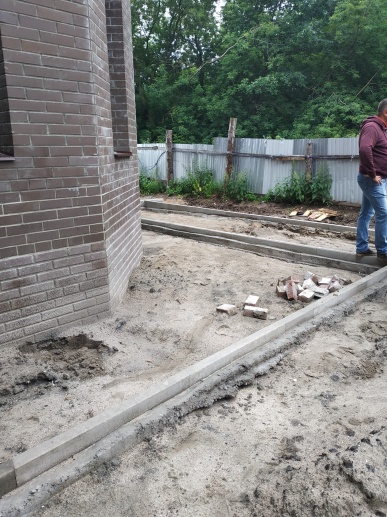 13.07.2020г. Установка бордюров проезда.