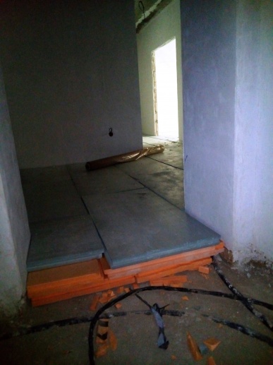 29.06.2018: завершение работ по устройству полов - утепление полов 1-го этажа