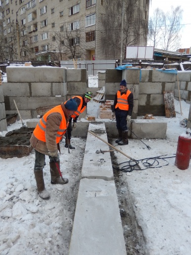 12.12.2016 Монтаж нижнего ряда блоков стены подвала оси 5 А-В