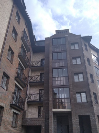 08.06.2020 Полное остекление 3 секции. Установлены ограждения балконов.