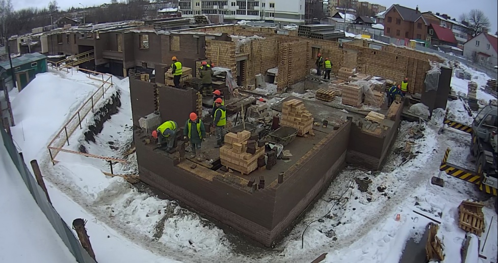 15.02.2019: Ведем кладку стен первого этажа 3-ей секции