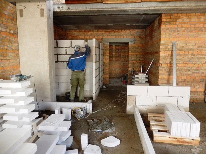 28.04.2017: Начало работ по устройству внутренних перегородок