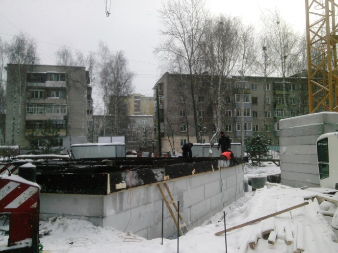 21.12.2016 Установка металлокаркаса, подготовка к заливке армопояса