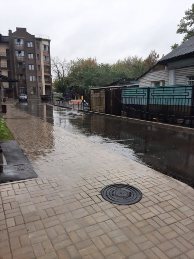 Восстановлено дорожное покрытие и установлена секция забора (на территории, граничащей с соседним участком)