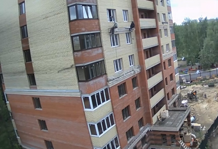 06.06.2018: Выполнено устройство входной группы, выполняем монтаж отливов декоративных карнизов