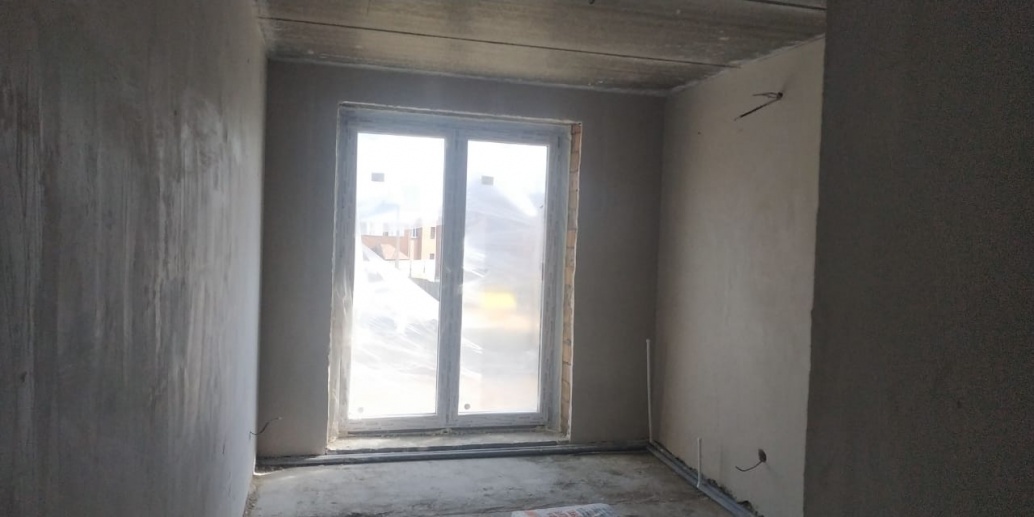 23.04.2020 Окно - витраж ПВХ. Смонтирована система отопления.  Штукатурка машинного нанесения - комнаты.