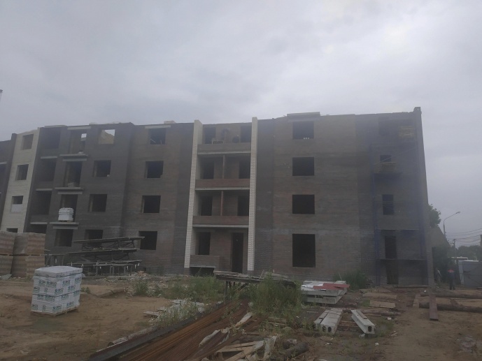 Завершили кладку стен четвертого этажа первого подъезда