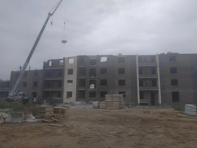 Завершили перекрытие третьего этажа второго подъезда. ведется кладка стен четвертого этажа.