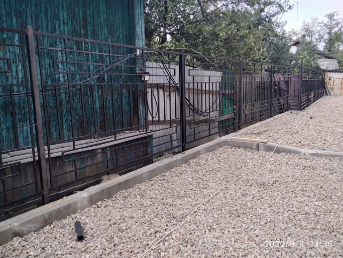 10.09.2020г. Устанавливаем ограждения дворовой территории.